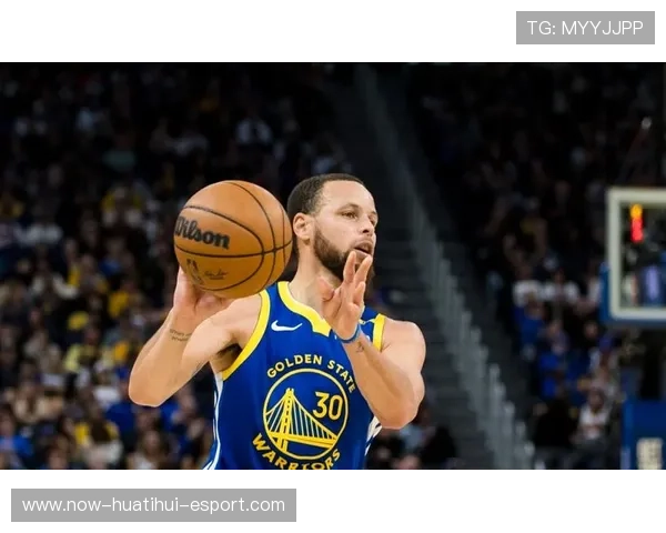 库里吸引防守重心，队友获得空位机会